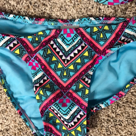 Adorable bikini. Top has “push-up” - Picture 2 of 4